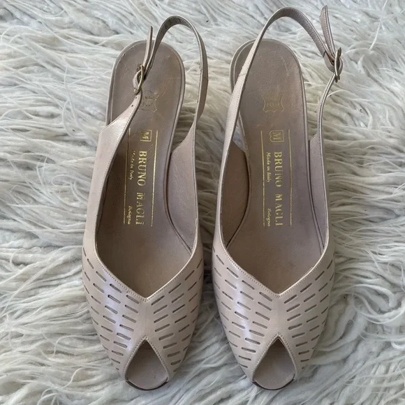 Bruno Magli Cream Slingback Leather Peep Toe Laser Cut Vintage Pumps NWOT Size 6 - Picture 3 of 11